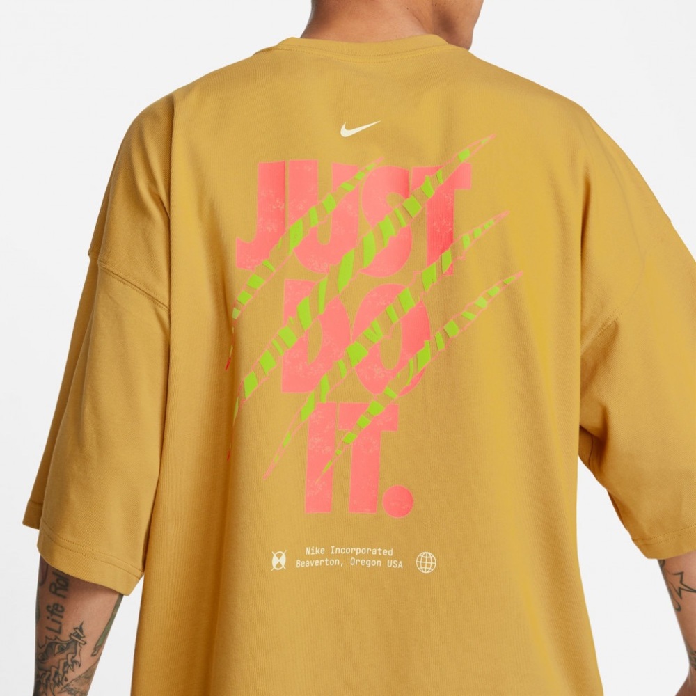 Nike Men's Yellow Graphic T-Shirt